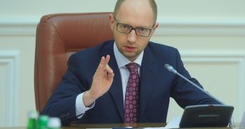 Яценюк: Украина реструктурировала госдолг, дефолта не будет