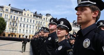 В первую ночь одесские полицейские задержали неадекватного водителя и двух грабителей