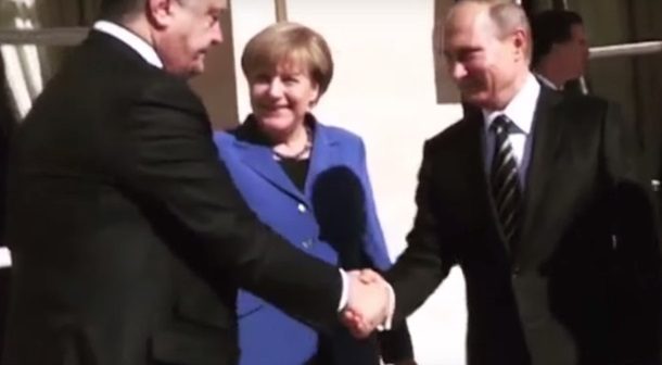 Олланд опубликовал видео рукопожатия Порошенко и Путина