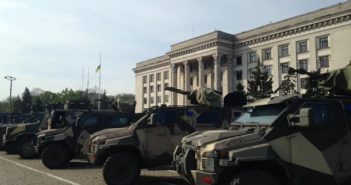 На Куликовом поле в Одессе выстроились силовики и военная техника