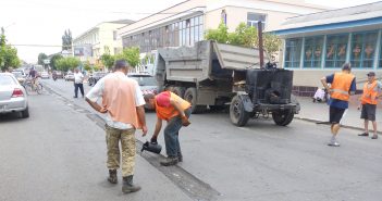 Балта, центр города, дорожники стараются