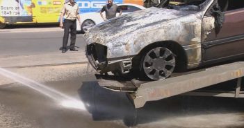 В Одессе горящий автомобиль врезался в остановку (видео)