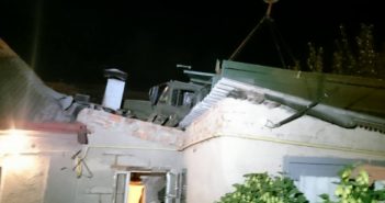 В результате ДТП в Харькове грузовик выехал на крышу частного дома