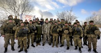 Порошенко побывал на передовой вблизи Горловки и поздравил военных с Днем ВСУ