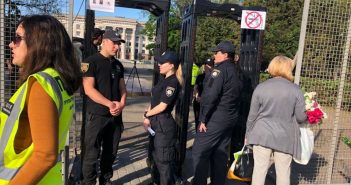 Одесситы несут цветы к Дому профсоюзов (фото, видео)