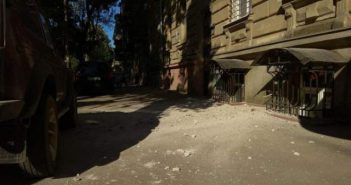 Фотофакт: в центре Одессы куски карниза жилого дома летели на головы прохожим