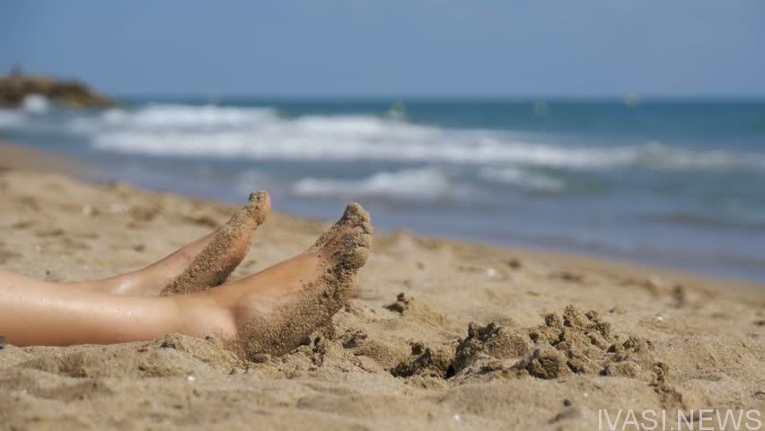Голая на песке - 9 фото