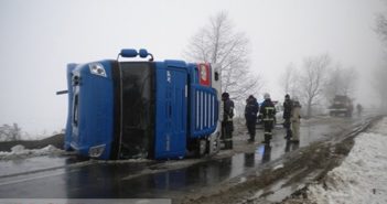 В Балтском районе на скользкой дороге перевернулась фура