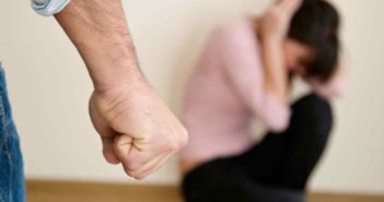 Повалил на землю, бил камнем по голове и выбил зуб: суд признал виновным жителя Балты в избиении жены