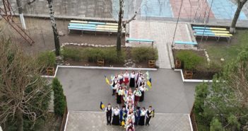 Флешмоб на пiдтримку полонених українських морякiв пройшов в Балтському педагогiчному коледжi