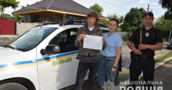 Поліцейські Балтського району повернули додому безпорадну жінку