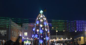 Засяяла вогниками головна новорiчна ялинка Балти