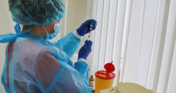 В Одесі, після щеплення індійським препаратом Covishield, у 30% медпрацівників з’явились проблеми зі здоров’ям