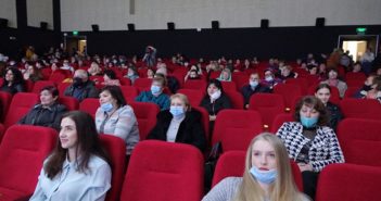 Для милых дам — цветы, улыбки, поздравления!