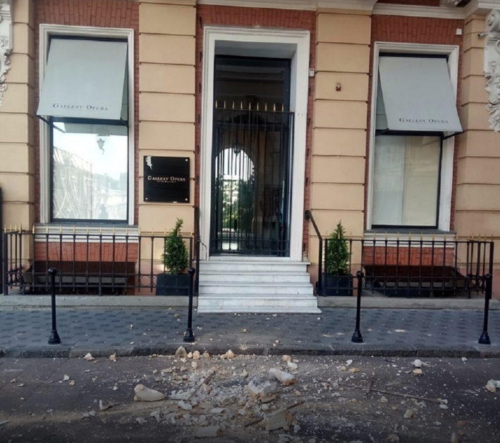 Чудом никто не пострадал: в центре Одессы обвалились части старинного дома
