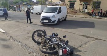 Поліцейські розслідують обставини ДТП у місті Балта за участю мікроавтобуса та мотоцикла