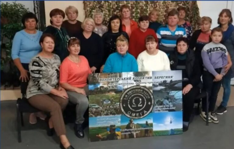 Волонтерство без пауз: жінки з Піщаної плетуть маскувальні сітки для військових