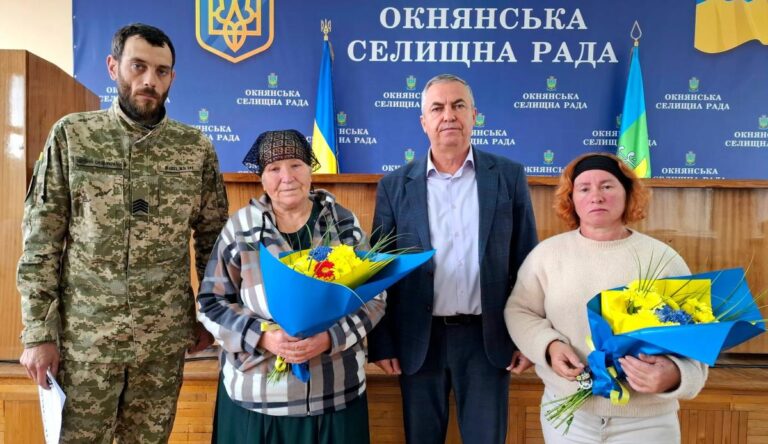 В Окнянській громаді родинам загиблих захисників передали державні нагороди